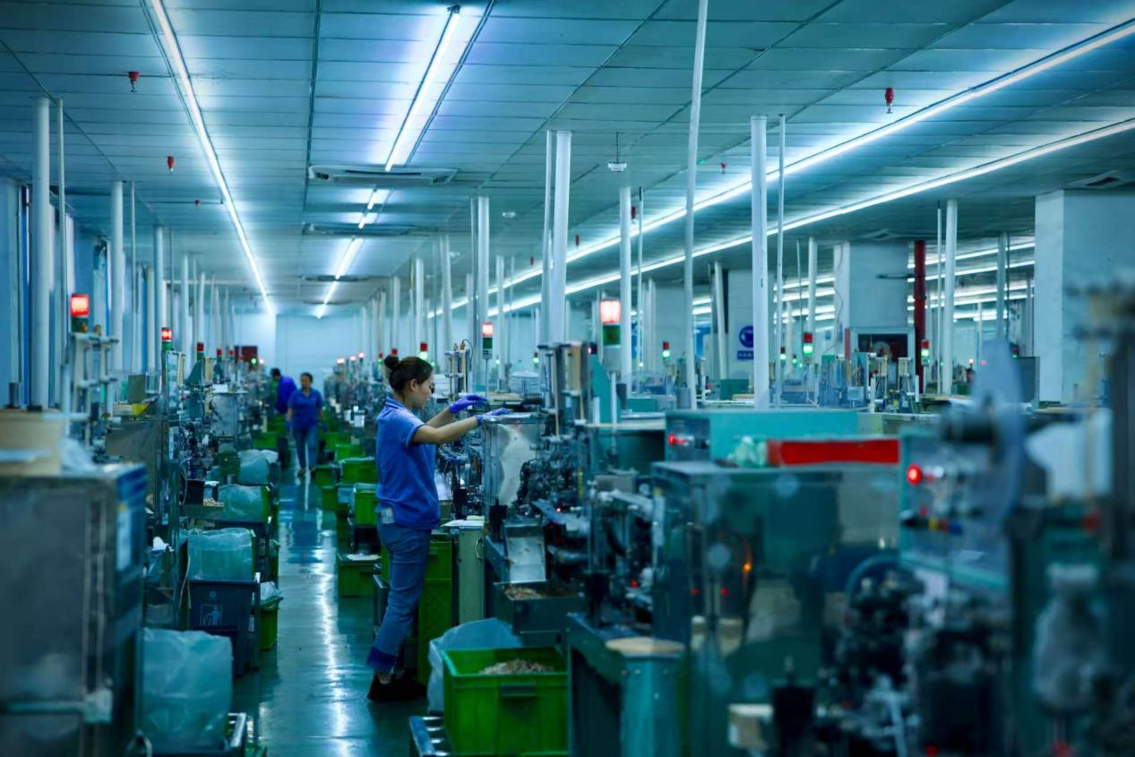 Yunrui cleanroom production floor showing automated capacitor winding and assembly lines